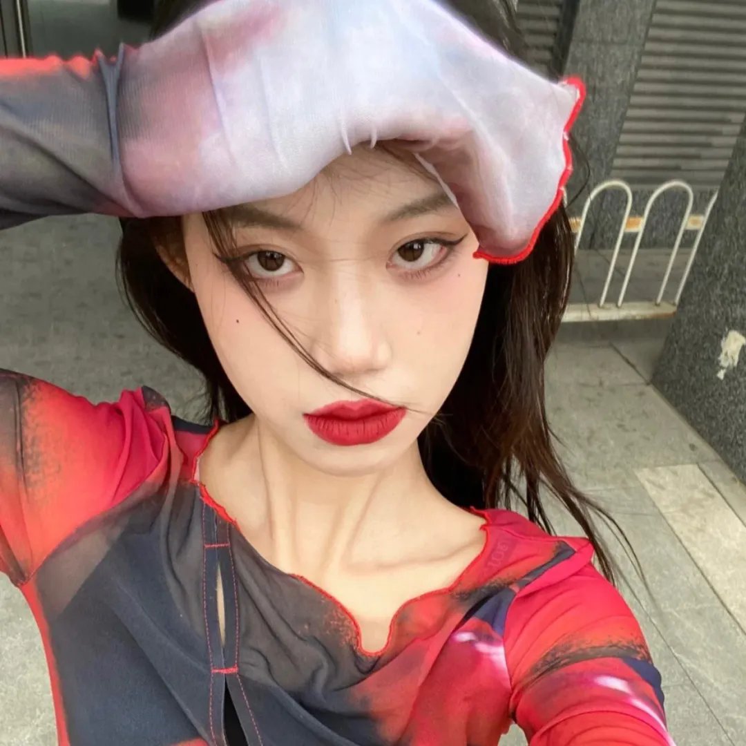 坐推土机的少女